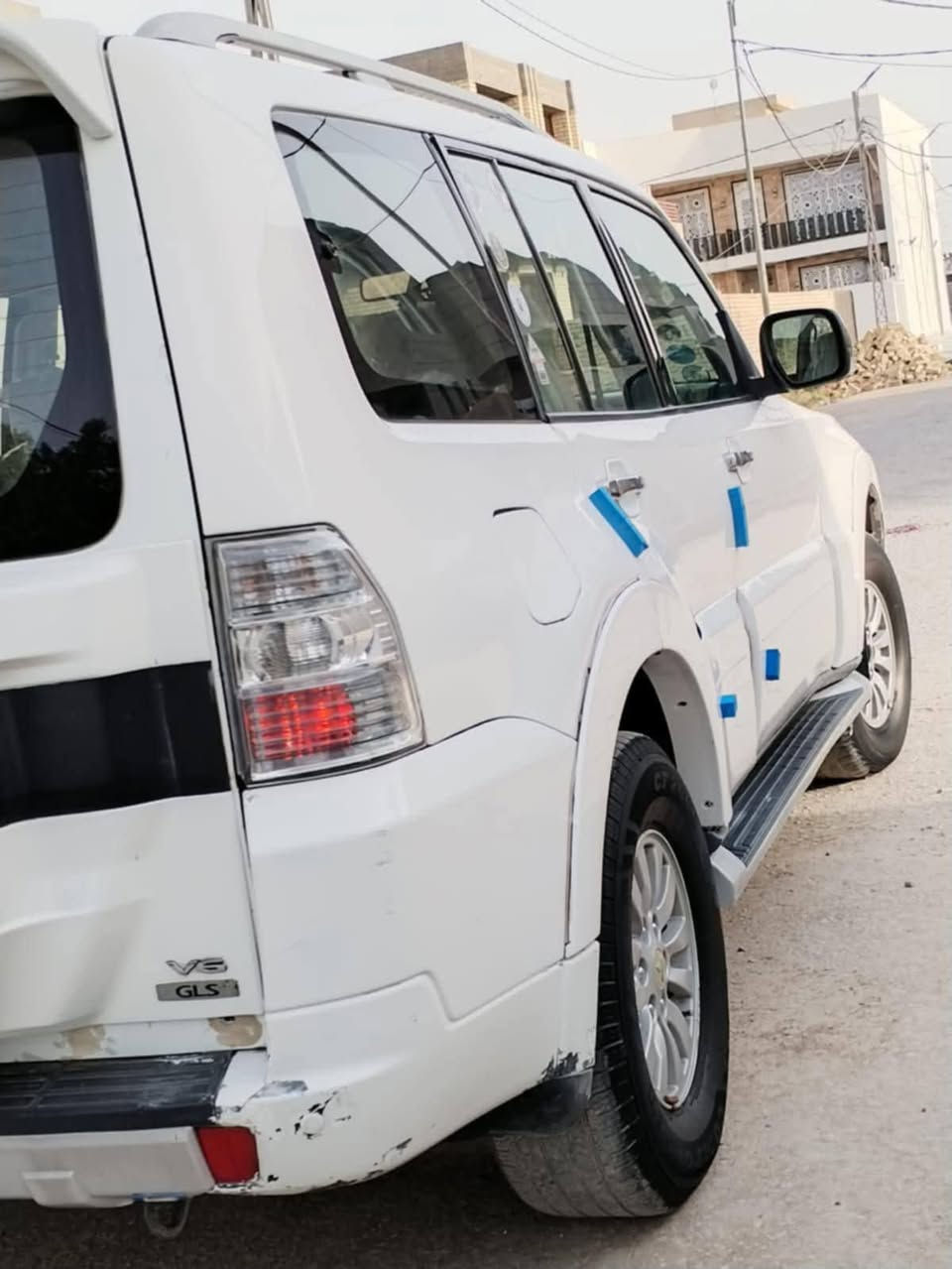 السلام عليكم باجيرو موديل 12 محرك 3500 محرك وكير مكفولات بيهه ثلاث قطع عكس السائق ضربه جاملغ وبابين صبغ سياره بسمي رقم نكليزي مشروع وطني تبريد ثلاث قطع ثلج سبعه راكب  فورويل 4×4 سياره جاهزه كل نقص ما بيهه سياره فول مواصفات عده الفتحه مكان واسط عزيزيه للاستفسار ***********
