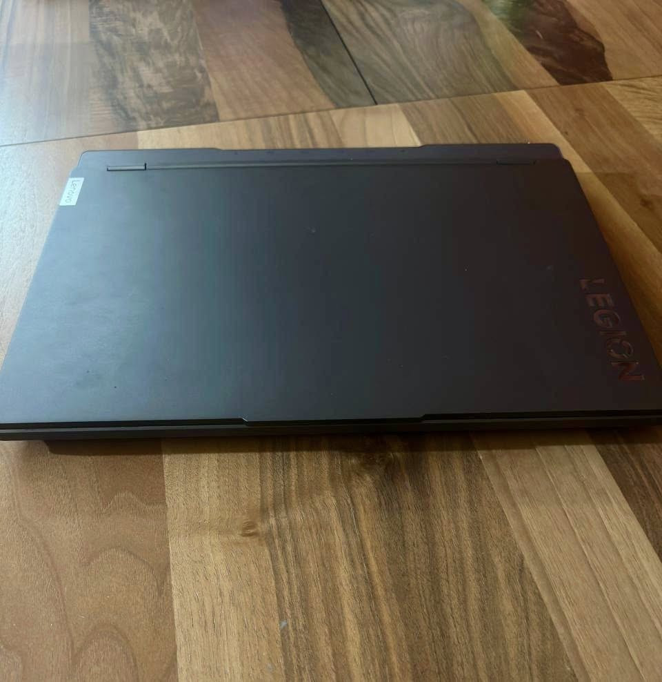 لابتوب (Lenovo Legion 5) للألعاب منظف حديثاً بحالة ممتازة RTX 3060, i7 12th gen.
اسم الموديل الكامل: Lenovo Legion 5 15IAH7H.
لابتوب Lenovo Legion الغني من التعريف، من أكثر الحاسبات المطلوبة بسبب شاشته الجميلة وبنيته القوية وقدرته على تشغيل أي لعبة أو تطبيق بسهولة.
مستخدم حوالي سنتين وبحالة ممتازة، بدون أي خدوش أو انخفاض بالمستوى، تم عمل صيانة داخلية حديثاً جداً منظف احترافياً ومبدل المعجون الحراري (يعني الجهاز ما يصير حار حتى مع أثقل الألعاب).
كرت الشاشة: RTX 3060 قوي ويشغل جميع الألعاب بدقة 1080p وبسلاسة.
المعالج: Intel i7 الجيل الثاني عشر ممتاز للألعاب والهندسة والمونتاج.
الرام: 16GB DDR5 جيد جداً لتشغيل عدة تطبيقات ومواقع مرة واحدة.
المساحة: 500GBs، مساحة كبيرة تتحمل هواي ألعاب وتطبيقات وصور.
الشاشة: 15.6 انش، كبيرة وبتردد 165Hz يعني سلسة جداً ومريحة للألعاب، وشاشات لينوفو ليجون جميلة جداً من ألوان ودقة وسطوع فحتى مشاهدة الأفلام عليها تجربة جداً جميلة.
نظام التشغيل: ويندوز 11 برو أصلي ومفعل.
السعر: مليون ومية وخمسين (1,150,000).
لا يوجد توصيل.
التواصل من المسنجر او الواتساب من هذا الرقم:
***********
