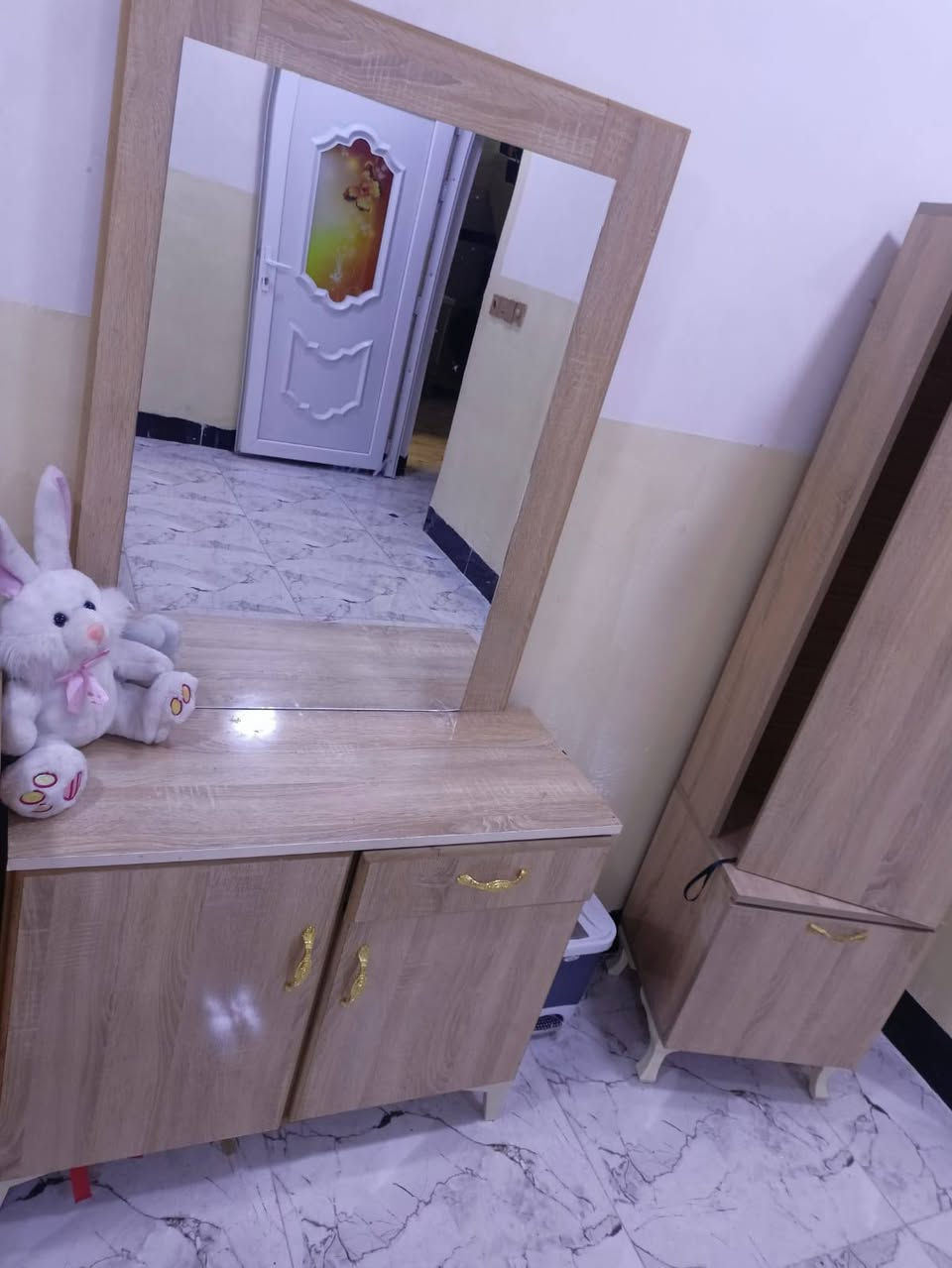 سلام عليكم غراض للبيع ديوان 10متر سعره500وبي مجال.. غرفه نوم بدون كنتور سعره130بي مجال... بوفيه 50 وبيه مجال وشراي يتصل ويدلل ***********
