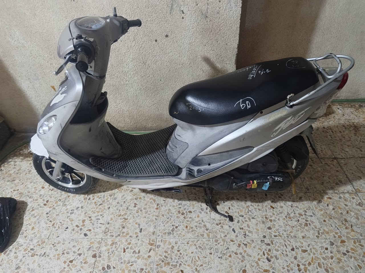 السلام عليكم دراجه  ماكس قجمه للبيع مكينه جديده سلف هندر شغال الكهربائيات شغاله كفرات جديد مال حاويه رمبه كلها مختمه بوشه 49ابلاديه والسعر700وبيها مجال المكان البصره المعقل دور الهنديه خلف كليه شط العرب الرقم/***********

