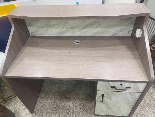 ميز رسبشن للبيع نضيف عدد 2 
***********
