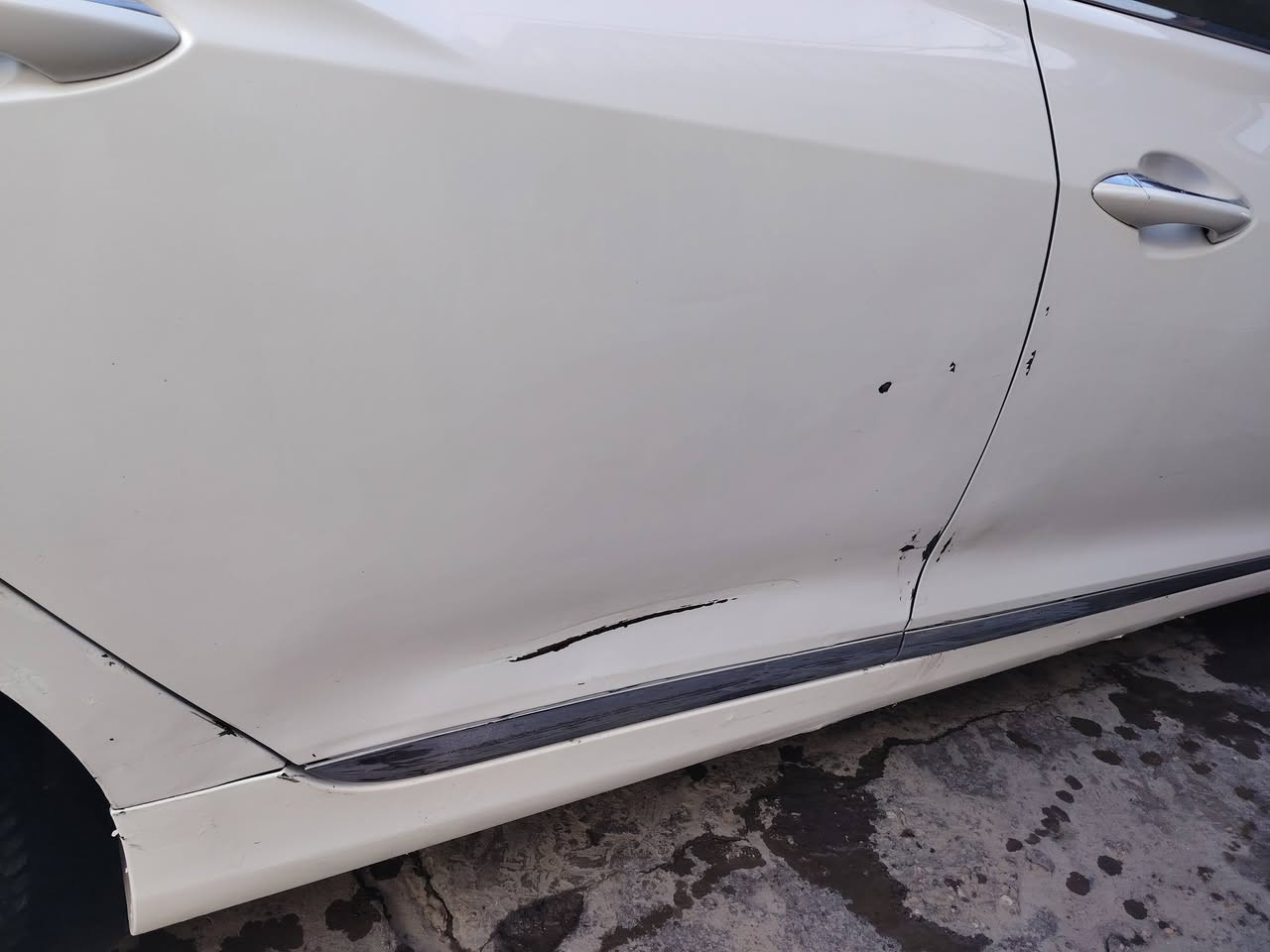 السلام عليكم
للبيع. أزيرا. 2013 خليجي 

سياره بيها دعاميه الاماميه صبغ فقط..
مع 
بارد بالباب الخلفي عكس السايق مثل الواضح بالصوره فقط 
والباقي مكفول 

ماشية ١٨٠ قابله للزياده  مكينة 6 سلندر

- كشنات جلد

- كشنات كهربائية

- حساسات خلفية

- تبريد قطعتين 

- كشنات تدفئة

- بردة خلفية كهربائية + بردات أبواب 

- مري شفط

- مانع انزلاق

- مثبت سرعة

- تحكم استيرن

- محرك 6 سلندر ( 3000  ) مفتوح 

- كير ( ما مفتوح )

- دبل اكزوز خلفي

- اوكس + USB

- وباقي المواصفات

اخوان سياره نضيفه وحلوه 
جاهزة   رقم اربيل الجديد  عندي وكاله بيها وصاحب السنوية خوش ولد من اهل بغداد بالسيديه ترد وكاله او تحويل.. 

السعر120 وبيها مجال 
ابو سند 
*********** بي واتساب.. 

مكاني الديوانية
