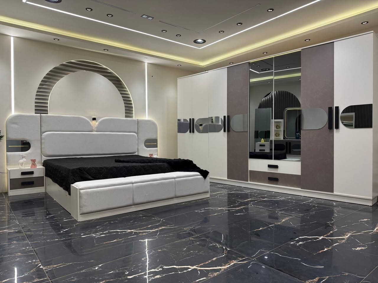 *موديل          دانيه          الجكليتي*

*10 قطع              كنتور ملحق    320*      

✅ السرير مخزن 
✅ الميز تواليت الضخم
🥇  
✅ شغل ممتاز 
✅ المصنع الأصلي
✅ قياسات ضخمه 
🥇 إناره في وسط السرير
🥇 إناره في اطراف السرير 
🥇 إناره في الميز تواليت 
🥇 إناره في وسط الكنتور 

🎁🎁      *مليون و 550  الف*          🎁🎁

⭕️⭕️⭕️⭕️⭕️⭕️⭕️⭕️⭕️⭕️⭕️⭕️


**إذا كنت صاحب هذا الإعلان وتريد حذفه لأي سبب، رجاءا أرسل رسالة إلى الدعم الفني**