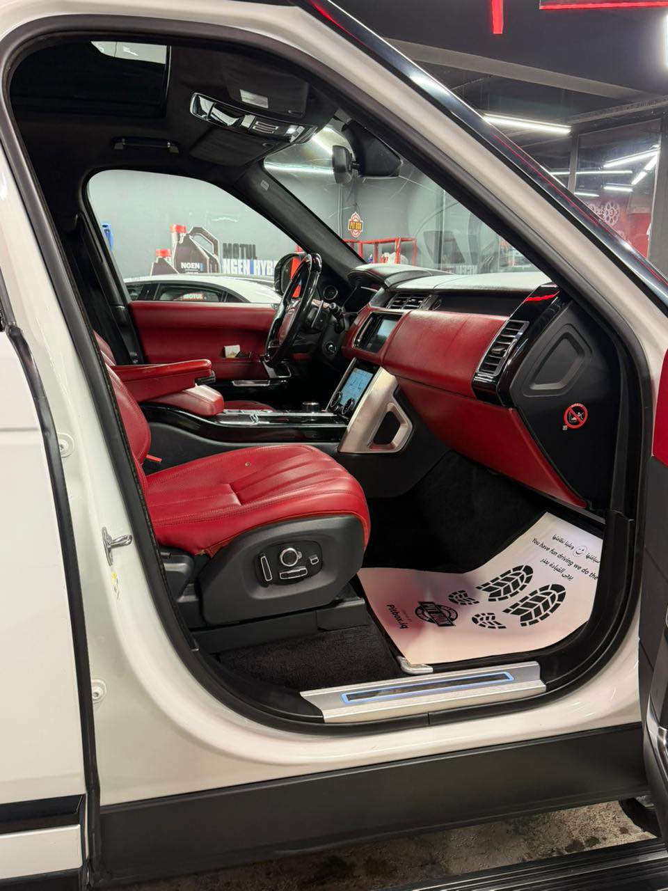 Jo: للبيع ملكة الفخامة البريطانية.. رانج روفر فوچ Autobiography 2016 (VIP الملكية) - خليجي سردار
الأداء والقوة (القلب النابض):
المحرك: الوحش البريطاني V8 Supercharged.. عنوان للقوة والأداء العالي .
ناقل الحركة: 8 سرعات مع شفتات رياضية خلف الستيرن، لتجربة قيادة ملكية تجمع بين النعومة والقوة المطلقة.
المسافة المقطوعة: 100 ألف كم فقط (إدامة شاملة وكاملة مابيها اي نقص).
المنشأ: وارد وكالة سردار - بغداد (أعلى فئة مواصفات Autobiography vip).
حالة البدي واللون:
الصبغ: مكفولة كفالة عامة من الصبغ، حتى الدعاميات صبغ شركة ومكفولة.
ملاحظة للأمانة: يوجد تكحيل كارت (مقدار إصبعين فقط)
اللون: أبيض ملكي (تو كلر) مع قمارة سوداء أصلية.
المقصورة والرفاهية (VIP الكاملة)
نظام المساج: نظام مساج ملكي لجميع المقاعد (أمامية وخلفية).
نظام المقاعد: كشنات منفصلة خلفية (Individual VIP Seats) بوضعية استرخاء ملكية.
التحكم والخزن: جميع الكشنات (أمامية وخلفية) كهرباء بالكامل مع نظام ذاكرة خزن (Memory) لكل المقاعد.
الراحة: نظام تبريد وتدفئة لجميع المقاعد (أمامية وخلفية).
الديزاين: داخل جلد أحمر (كامل) فائق النعومة + سقف (شاموا/كنتارا) أسود أصلي بحالة المصنع.
التبريد: ثلاجتين منفصلة (ثلاجة أمامية + ثلاجة خلفية للركاب).
الأنظمة الذكية والتكنولوجيا:
أنظمة القيادة: نظام النقطة العمياء (Blind Spot) + حساسات أمامية وخلفية كاملة.
الإضافات الخارجية: مري شفط (طي آلي)، أبواب شفط، وصندوق كهرباء.
الرؤية: داتا شو (HUD) عرض المعلومات على الجامة، وكاميرات محيطية 360 درجة.
التحكم: ستيرن كهرباء (فول تحكم) مع نظام صوتي Meridian المحيطي.
الملحقات: غراض الشركة والعدة كاملة وموجودة بالسيارة.
التفاصيل المالية والموقع:
السعر: 34500$ (345 ورقة) وبيها مجال طيب للشراي.
المكان: بغداد - السيدية.
للتواصل: *********** بغداد, العراق
