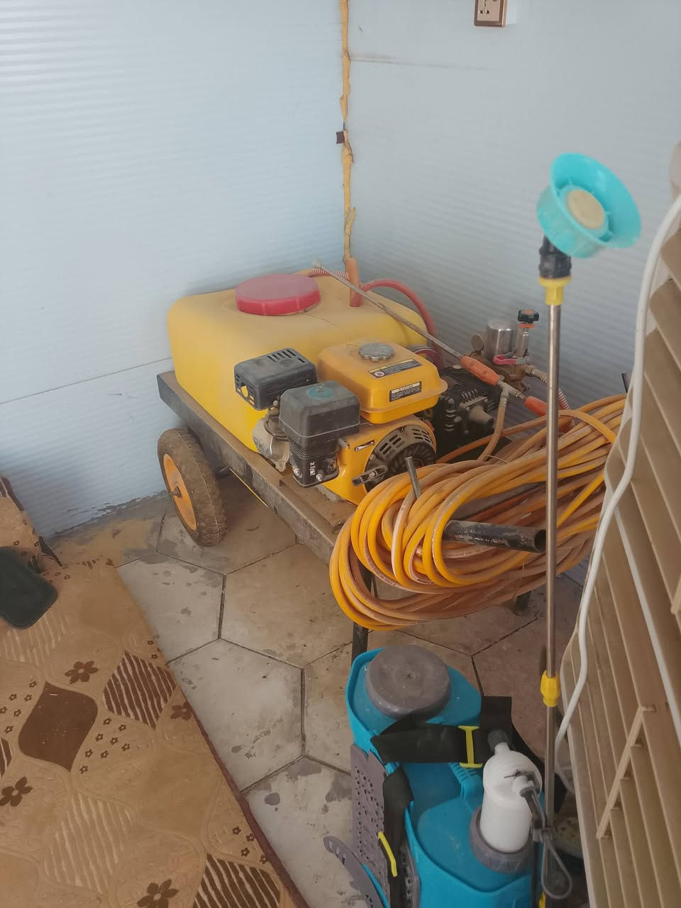 سلام عليكم عندي هولدر للبيع سعة ١٠٠ لتر مستخدم مره واحده  مكاني الشطره
***********
