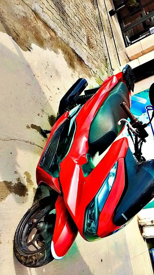 Pcx 125الجيل الرابع 
موديل 21 درجه استعمال شخصي  كفرات بلادي محرك ما مفتوح دهن امزويل بانزين محسن كلش حلوه السعر 15 وبيهه مجال  حك جيتك 
لا تخابرني وتعاملني بالتلفون الله يخليك  اذا شراي تجي تكلبهه  وبيك خير وتدلل
بغداد نفق الشرطه 
***********
***********
