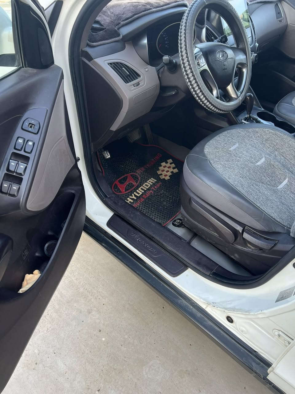 السلام عليكم ورحمة الله وبركاته…
توسان 2011
كير ومحرك شرط 
باب اليسار السائق مبدل بلادي 
قماره فتحه بانوراما 
كلها شغاله من الدعاميه للدعاميه
سياره حلوه وكاعده وتريدها خيال 
صدر نظيف جدا تايرات جديد
ماناقصها برغي والباقي بالصور 
السونار مرفق مع الصور شوف واقتنع وتدلل
رقم سليمانيه انگليزي تحويل ثاني يوم 

السعر 138 وبيها مجال حك الجيه
متواجد 
فيس 
واتساب 
اتصال 
***********
