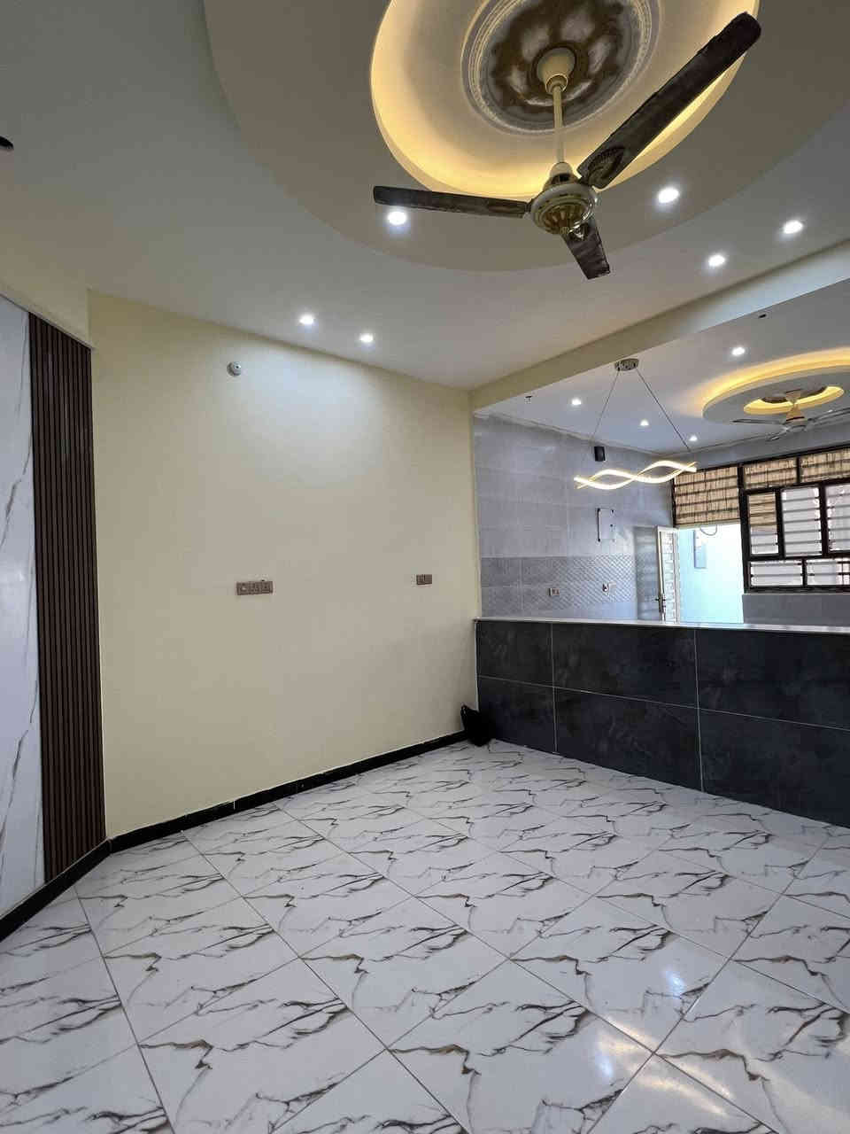 منزل للبيع بناء حديث تسليم مفتاح 🔑 
المساحة / 200م | 10*20 : طابو زراعي عراقي 📄 
في البصرة _ الصالحية _ حي الامير 📍
شارع 9م - والرئيسي 12م تبليط 
يحتوي على / غرف منام عدد 2 وصاله _ واستقبال _ ومطبخ _ وصحيات داخلية وخارجية _ وكراج _ وحديقة 
السعر 140 مليون وبي مجال بسيط للشراي 
للتوآصل : ***********
