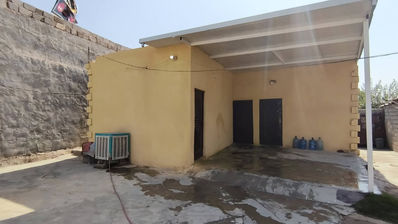 سلام عليكم
بيت للبيع مساحه البيت (٢٧٥)م خدمات ماء كهرباء خط مولد مجاري 
موقع البيت محاويل البدع الكبير خلف معمل زمزم 
للاستفسار :***********
***********
