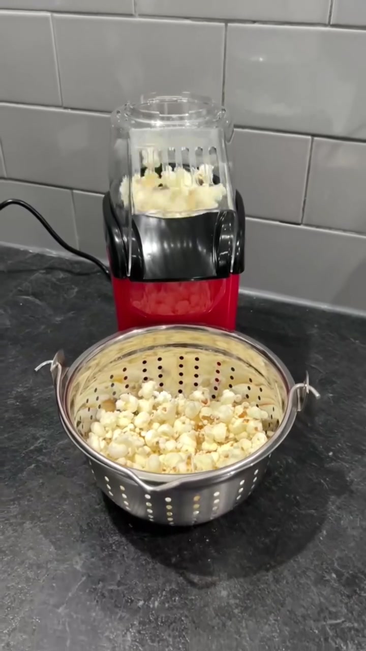 جهاز صنع البوشار الصحي بالهواء الساخن من Mini joy

الاستخدامات:

صنع بشار منزلي طازج ومقرمش في دقائق.

مثالي لسهرات الأفلام، جمعات العائلة، وسناك صحي للأطفال.

تحضير بوشار "دايت" لخسارة الوزن لكونه يعمل بدون زيت.

المميزات:

تقنية الهواء الساخن: يعمل بدون زيت تماماً (Oil Free)، مما يجعله صحياً 100%.

سرعة فائقة: تحصل على البشار الساخن خلال 3 دقائق فقط.

قوة متغيرة: قدرة تشغيل تصل إلى 1200 واط لضمان تفرقع جميع حبات الذرة.

تصميم مدمج: حجم صغير وأنيق لا يأخذ مساحة في المطبخ.

سهولة التنظيف: لعدم وجود زيت، يكفي مسحه بقطعة قماش بعد الاستخدام.

محتويات الصندوق:

جهاز صنع البشار الرئيسي.

الغطاء الشفاف العلوي.

كوب القياس (الذي يعمل أيضاً كغطاء للفتحة العلوية).

كتيب التعليمات.

الملاحظات:

يُمنع منعاً باتاً إضافة الزيت، الملح، الزبدة أو أي سوائل داخل الجهاز مباشرة.

اترك الجهاز يبرد لمدة 15 دقيقة على الأقل بين كل مرتين من الاستخدام المتواصل.

أضف كوباً واحداً فقط من الذرة في كل مرة (باستخدام كوب القياس المرفق).

القياسات:

قياس الكرتون: 17 × 12 × 27 سم.

طول السلك الكهربائي: 55 سم.

القدرة: 800-1200 واط.


**إذا كنت صاحب هذا الإعلان وتريد حذفه لأي سبب، رجاءا أرسل رسالة إلى الدعم الفني**