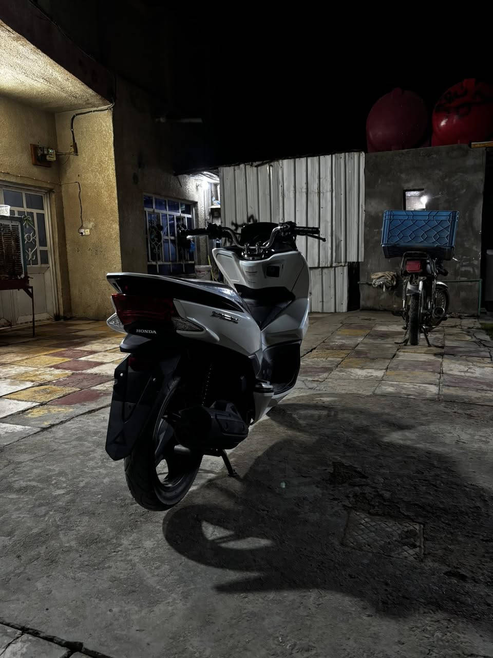دراجة pcx  ياباني للبيع دراجه نضيفه مصار شهرين من طالعة ماشيه16 الف كلشي شغال كهربائيات وحساسات مكانها الحله سعر خاص وهذا رقمي***********
