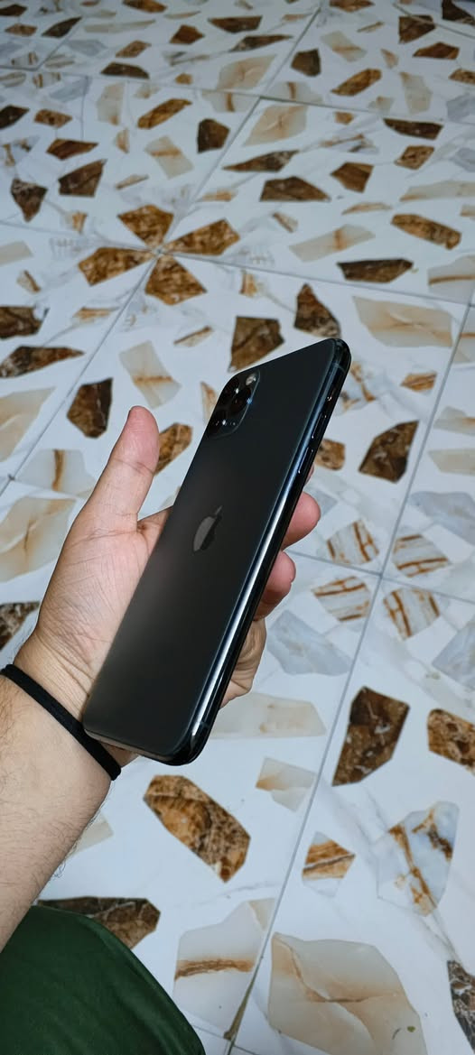 آيفون 11 برو ماكس للبيع 📱*

- *الذاكرة*: 512GB نص تيرا
- *البطارية*: 95% - تشحن يوم كامل
- *اللون*: زيتي
- *الحالة*: نظافة 100% مابي أي عطل
- *الشاشة*: مستبدلة - 3 خيارات فول لمس والألوان أصلية
- *الفحص*: تعال افحص على راحتك
    - فيس آيدي ✅
    - اتصال ✅ 
    - سيم كارت ✅
    - واي فاي ✅
    - كاميرات ✅ كله شغال

- *السعر*: 275 ألف - بيها مجال
- *المكان*: بغداد - مدينة الصدر
- *للتواصل واتساب*: ***********

الاستلام من مدينة الصدر فقط
