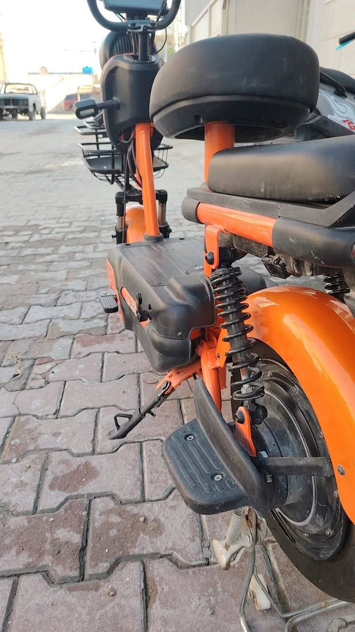 السلام عليكم دراجه شحن لون برتقالي دراجه تخبل جديده  مابيه  اي نواقص ما عدا البطاريات جيب بطاريات و تعال افحص دراجه اذا بيه اي عطل ترجع  عليه 🧡✨🧿 الراغب بل شراء يتواصل وياي السعر 300 بيه  مجال  
***********
 موقع الشالجيه قرب حسينه السبطين
