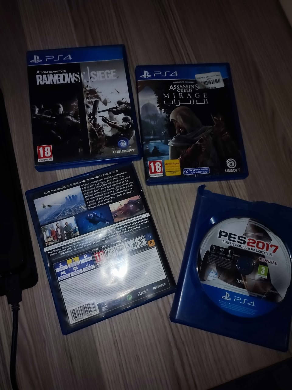 بلايستيشن 4 سلم 1 تيرا مع جويستك الاصلي و 4 العاب و ups جديد السعر 280 ألف🖤. 

للتواصل -واتساب- *********** ديوانية, القادسية
