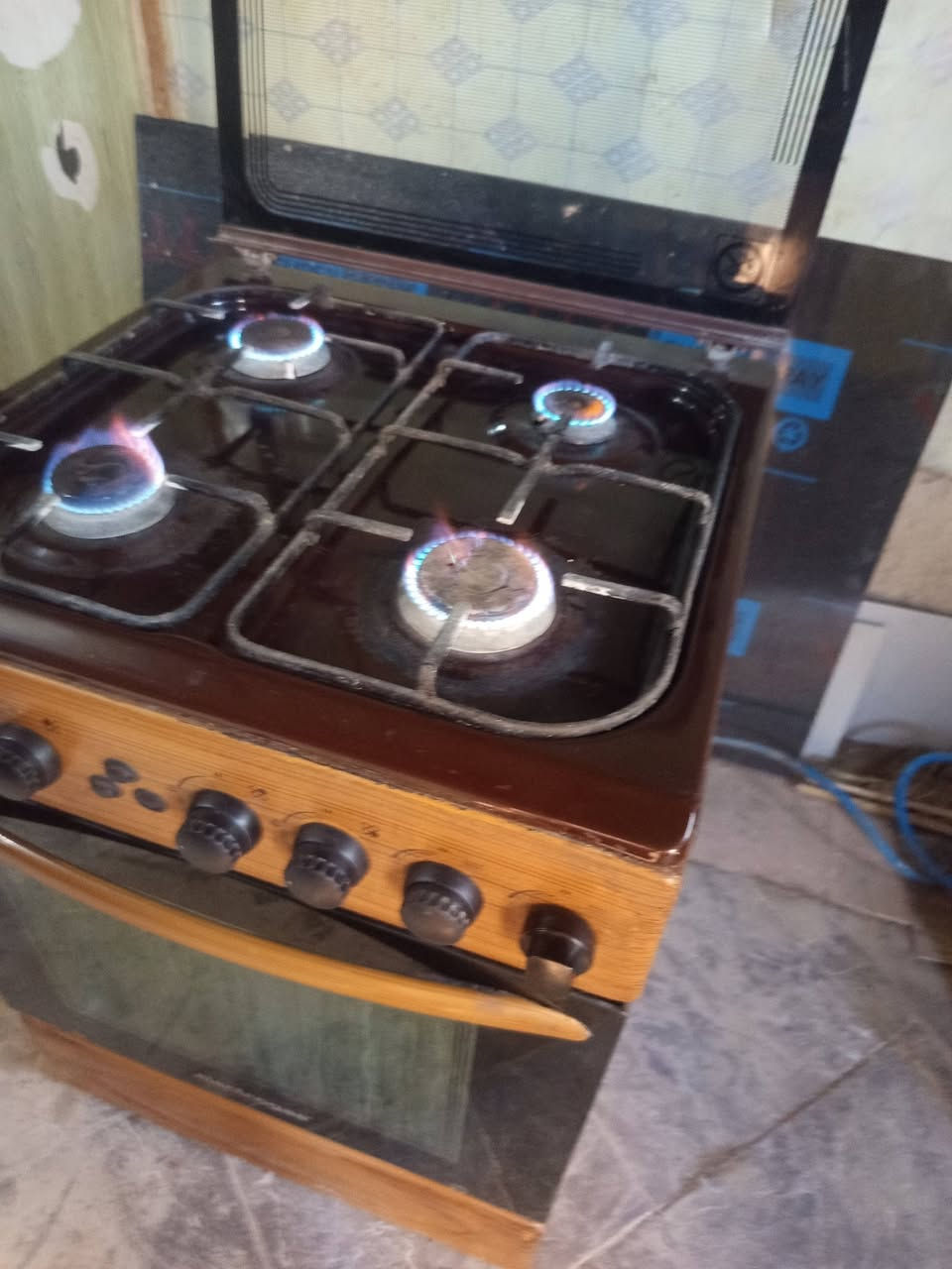 طباخ اربع عيون 
الفرن دكمتين سعر 70
توجد خدمة توصل بكرو
الشراي يراسل الصفحة أو يتصل *********** أو وتساب
