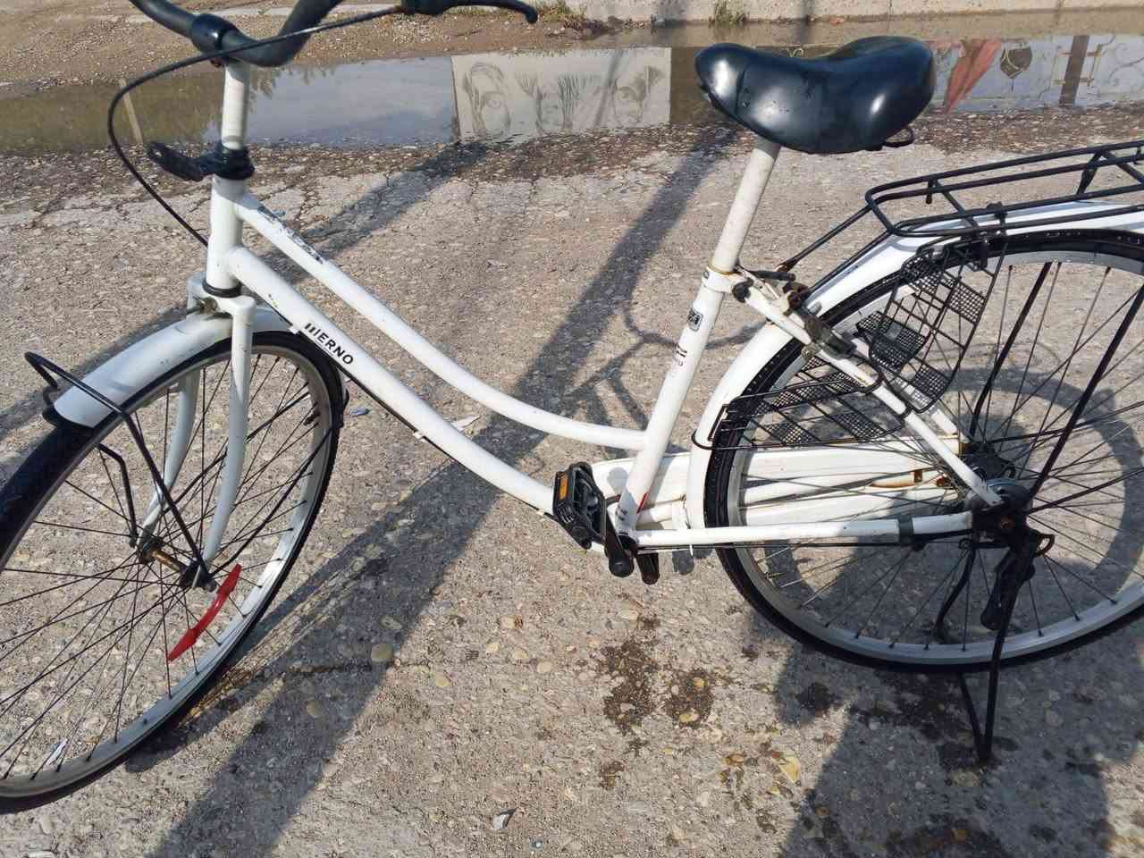 بايسكل للبيع 
ما بي اي شي ناقص 
السعر 90 
للاستفسار :***********
