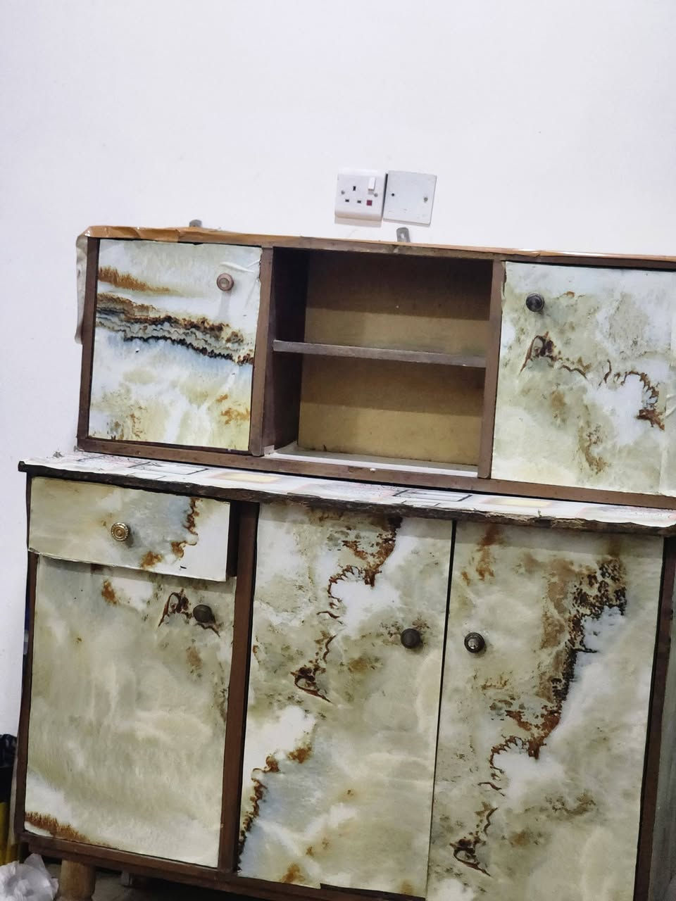 كاونتر قطعتين خشب عراقي درجة اولى 
السعر ٦٠ الف 
بغداد الامين الثانية 
***********
