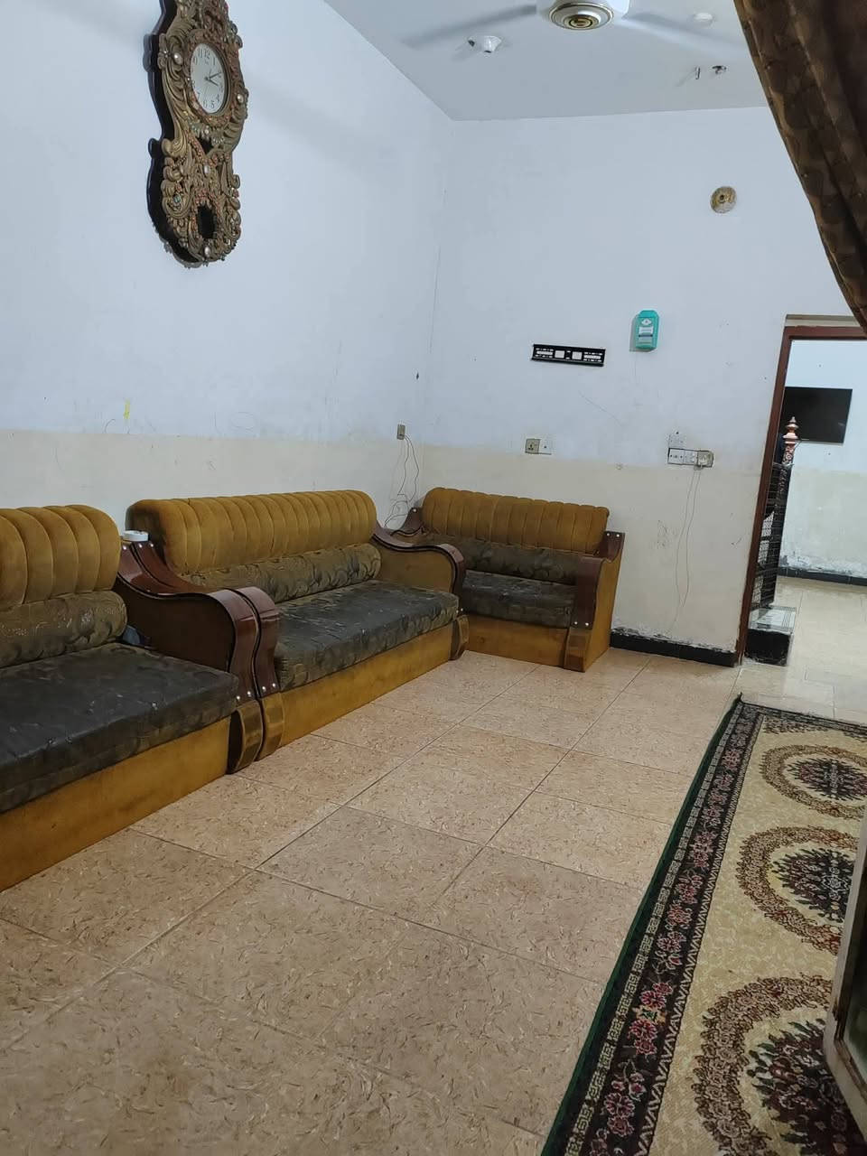 عقار للبيع 
مشتمل للبيع طابقين   شارع سيد يعقوب يم مجمع احمد الدهامي طابق اول  صاله مطبخ استقبال

طابق الثاني غرفتين

خدامات كامله البيت حر يباع نقد و ماراوس ابيت 200متر  السعر 90وبي مجال تفاصيل اكثر *********** 

***********
