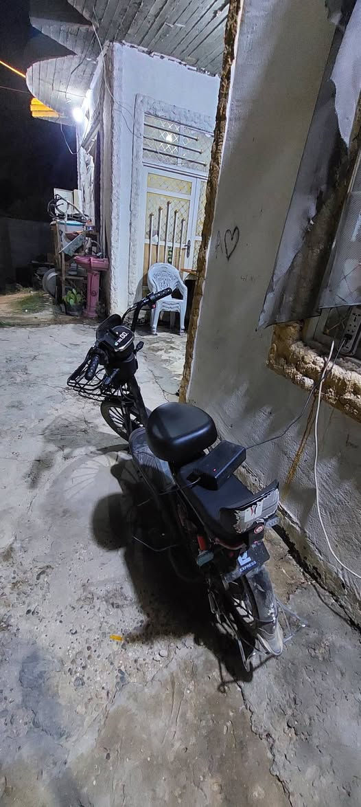 سلام عليكم بايسكل شحن للبيع جديد صارلي ٣ أشهر من ماخذه جديد بطاريات جديد ماصارلي ١٥ يوم من اشتردتهن عقل جديد كلش كامل يمشي عل شحننه الوحده ٢٠ كيلو اني اروح بيه للشغل ولحمد لله  ما وكفني بل شارع يمشي ٦٠ سعره ٤٥٠وبيه مجال للطيبين هذا رقمي*********** بيه اتصال و واتساب
