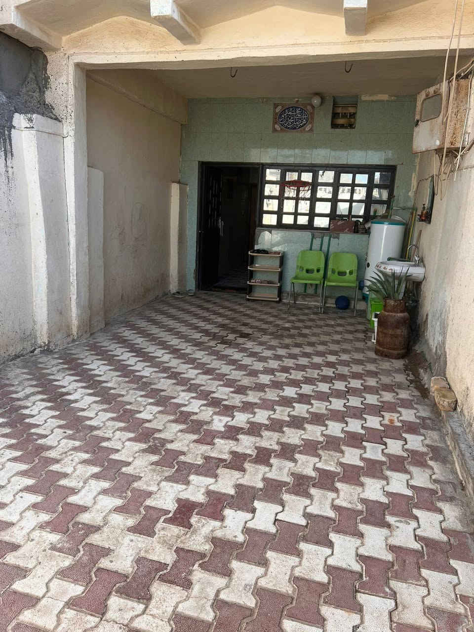 اللهم صل على محمد وال محمد 
بيت للبيع في حي التأميم الأولى ويقع امام ساحة خلف مدرسة الرواد 200م البيت عبارة عن مشتملين وتكدر ترجعة بيت واحد بناء نظيف الطابق الأول كونكريت والطابق الثاني غرفتين وسطح والطابق الثالث بيتونة وسطح للأستفسار اكثر ***********
