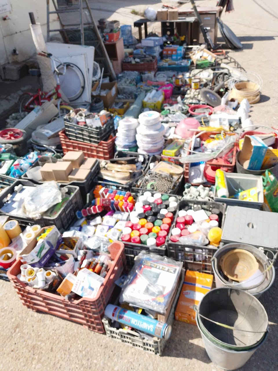 غراض منزلية +انشاىية +مواد اخرى متنوعة للبيع وباسعار مناسبة جداً المكان كركوك منطقة  قرب مدرسة ابناء العراق الواحد او صيدلية الواحة للاستفسار الاتصال على الرقم ***********
