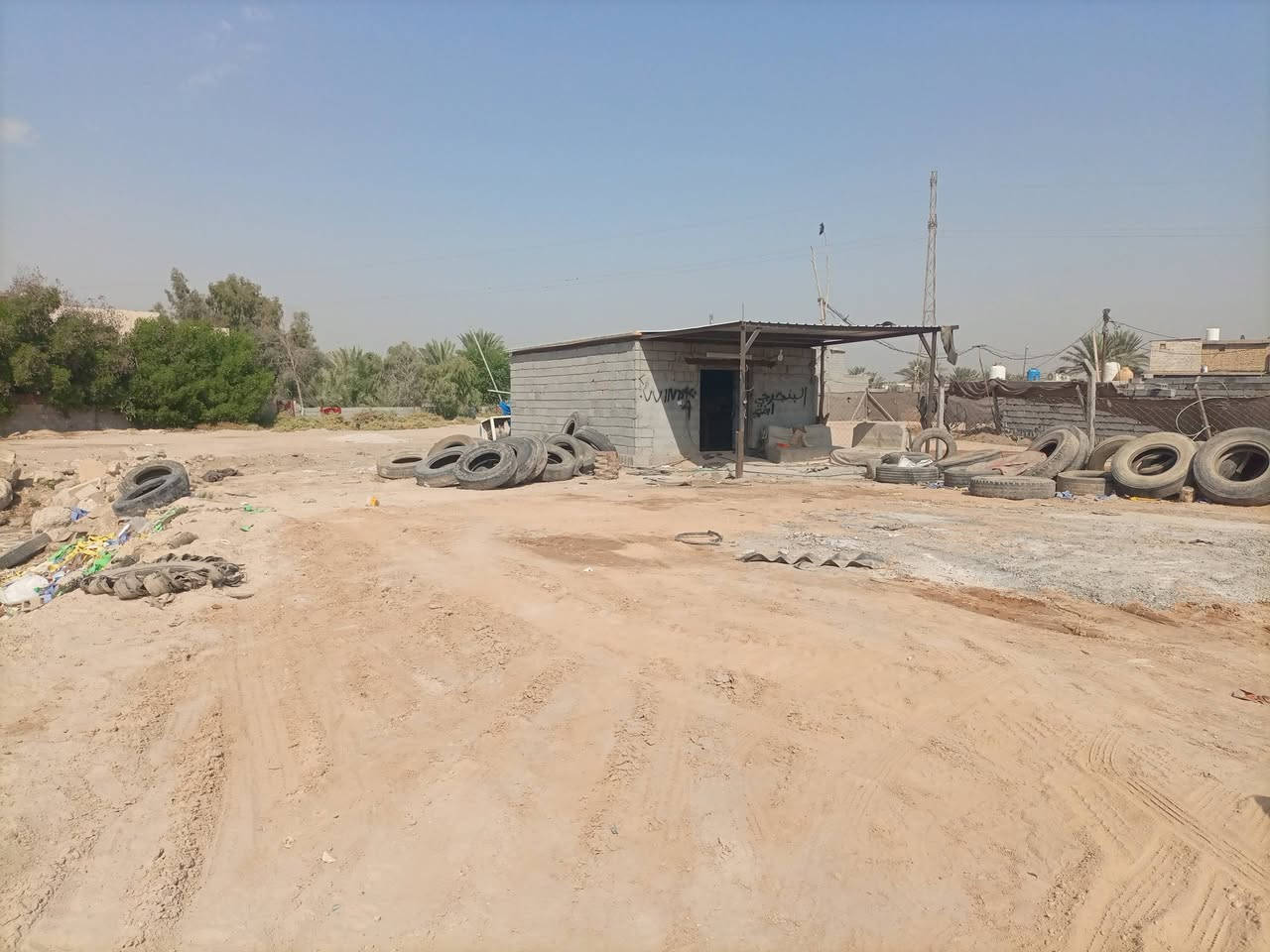 قطعه تجاريه للبيع الموقع شارع رابط قرب السيطره الابراهيميه تبعد عن اليمام 8كيلو تصلح حسينية او مخزن او مخزن او محلات كلشي ترهم 350متر سعر وباقي تفاصيل عل رقم *********** متفونه وكامله وبيه محل طريق زوار عقد زراعي 117
