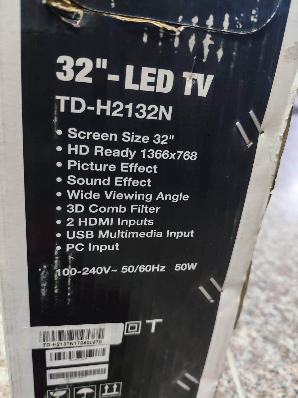 شاشة تلفزيون SHOWNIC بحجم 32 بوصة LED (موديل TD-H2132N) الشاشة ممتازة جداً واقتصادية في استهلاك الطاقة (50 واط فقط)، وتأتي بدقة HD Ready (1366 \times 768) مع زاوية رؤية واسعة وفلاتر تنقية الصورة الـ 3D لضمان ألوان واضحة ومريحة للعين 

الشاشة بحالة نظيفة جداً ومحافظ عليها بالكامل، وتأتي مع كارتونها الأصلي كما هو واضح في الصور، توجد خدشة صغيرة جداً وبسيطة في جانب الشاشة (موضحة بدقة في الصورة المكبرة)، علماً أن هذه الخدشة لا تظهر نهائياً ولا تؤثر على الرؤية أو جودة الصورة عند تشغيل التلفزيون 

السعر 65 الف العنوان بغداد زيونة ***********
