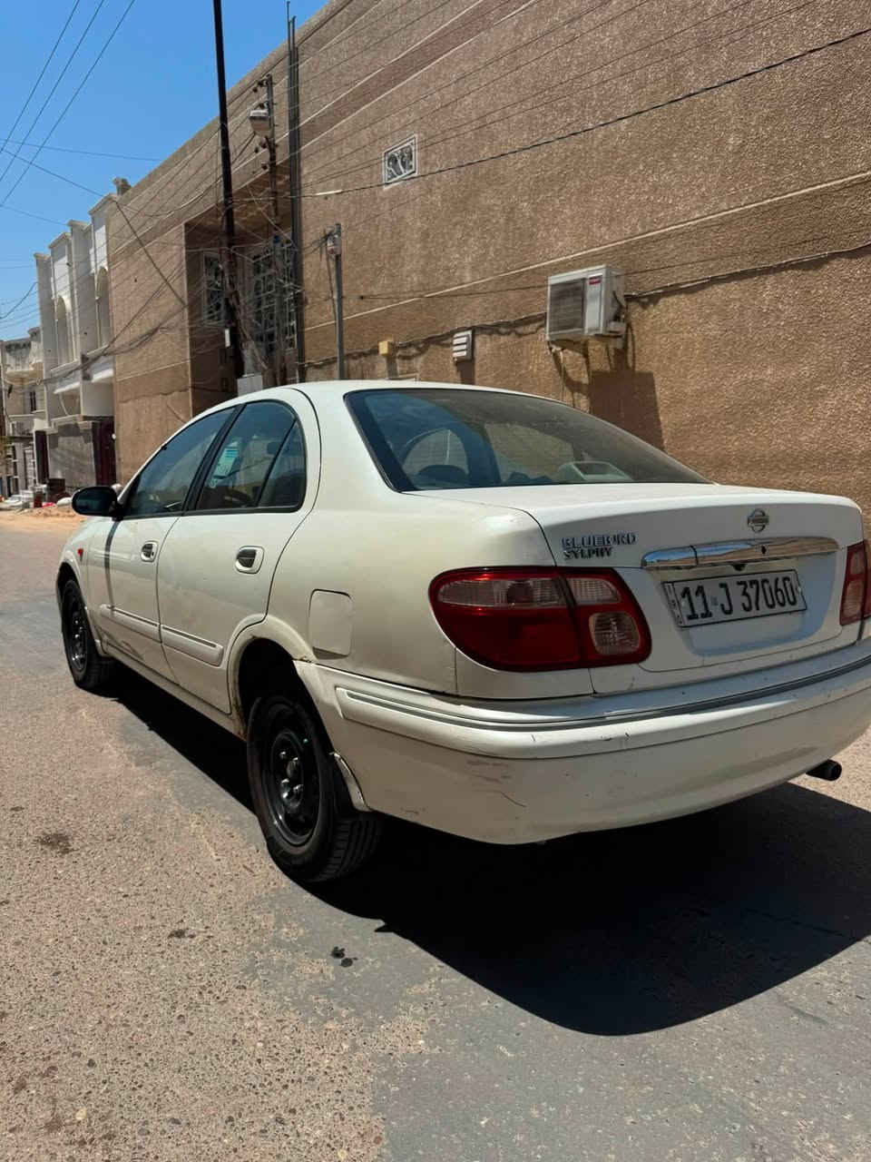سلام عليكم
نيسان سني 2003 
رقم بغداد بسمي 
محرك قبق اسود 1800 
كير عادي 
تبريد ثلج 
تخم تاير جديد 
بيها جامرلغ خلفي صبغ 
السونار مرفق بالصور 
السعر 70
***********
