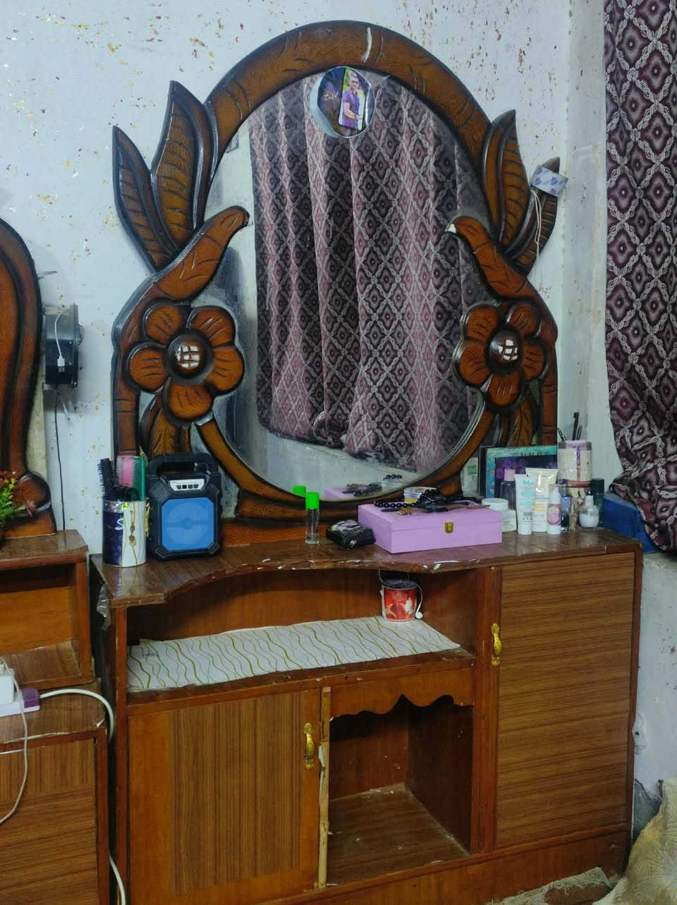 السلام عليكم. 
غرفة نوم اخشاب صاج عراقي نضيفه بس بيها ملاحضات بسيطه كلش موضحها بالصوره السعر 250 نهايته وهاذ رقم ***********
