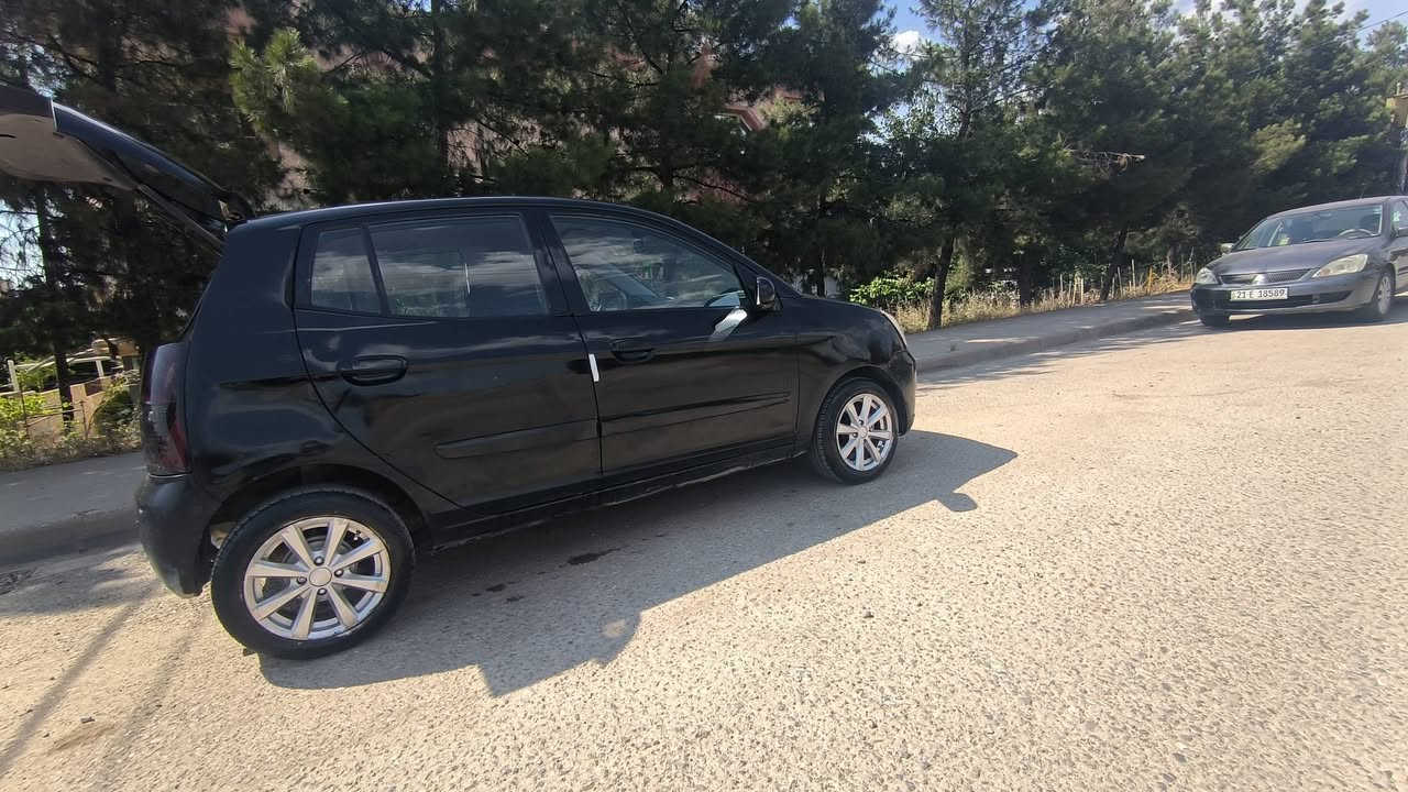 بەناوی خوای گەورە سلام علیکم فرۆشتنی خێرا زەروورم
کیا پیکانتۆ گێڕعادی 2007  ساغە سەیارەکە
بێدەعم و لێدراوی سپێری دانەگیراوە
کارەبای تەبریدی مەزبوتە بەشەرتی بەستن لایتی زینۆنی لەسەرە زۆر بەقوەتە
هۆڕن و فڵچەو چواری و لایت و تەجیل کاملی بەشەرت
گێڕ و مەکینەو کاملی بەشەرت چوار تایەی لۆکی لە ژێرە تازە ڕۆنیم گۆڕیوە مەکینە 12 یە بەنزین هەرناخوا بای 25 هەزار پڕ ئەبێتت
تابڵێی سەیارەیەکی مەزبوت و بەقوەتە لێخوڕینی زۆر خۆشە بۆ تەراییەکەشی حەزەکەی معەدەل 140 بڕۆ بۆکەلار و بێرۆ
 تەقریبەن  22 گەڵا لەسەرمە زیاتریش نەبێت 
زەروورم لە فرۆشتنی 
سعری 18 گەڵا لە سلێمانیم
ژ.***********
