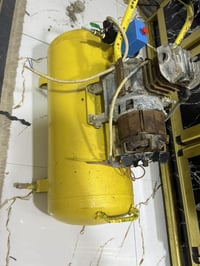 للبيع كمبريسر 50لتر  بي خلل بسيط ابيعه فحم  سعره 85 وبي مجال بسيط 0773...