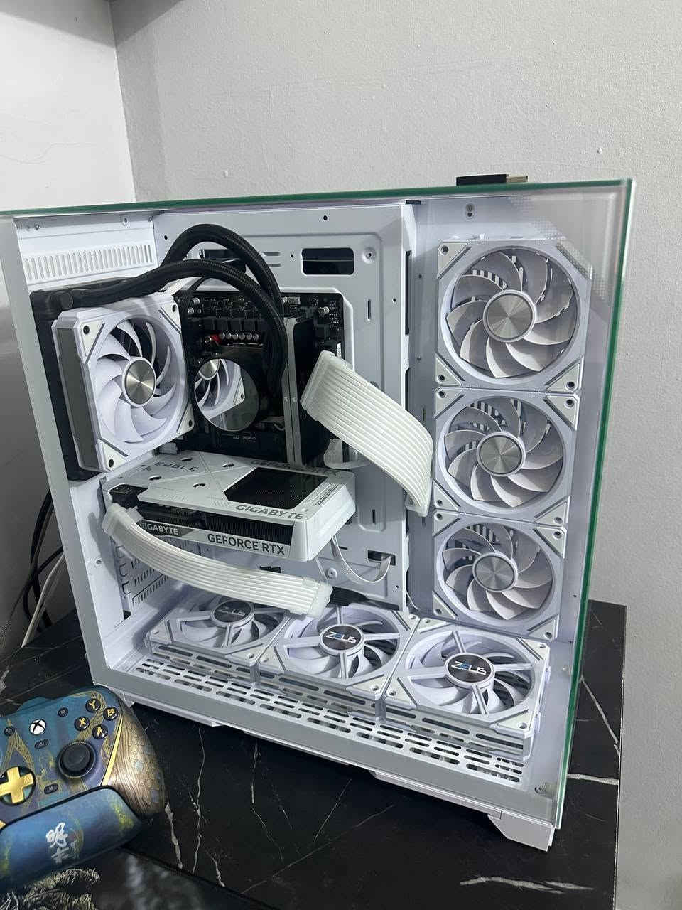 سلام عليكم للبيع استخدام كلش قليل 🔥سيت اب  Setup Gaming & Work متكامل للبيع 🔥
إذا تبحث عن سيت أب نظيف، أنيق، وقوي للألعاب، التصميم أو العمل، فهذا العرض مناسب إلك.

📦 محتويات السيت أب:

🖥️ كيس Gaming احترافية (لون أبيض)
المواصفات:

- ✅ المعالج: Intel Core i5-14400F
- ✅ كرت الشاشة: RTX 5060 Eagle OC
- ✅ اللوحة الأم: Gigabyte H610M V3 DDR4
- ✅ الرام: 16GB (2×8) Lexar 3200MHz
- ✅ التخزين: Crucial M.2 NVMe Gen4 سعة 1TB
- ✅ مزود الطاقة: Galax 500W
- ✅ مبرد مائي للمعالج
- ✅ الكيس: Zeus Z9 White
- ✅ مراوح RGB وتبريد ممتاز، والكيسة بحالة ممتازة وجاهزة للاستخدام.

🖥️ شاشة من GALAX فريم165  2k

⌨️ كيبورد ميكانيكي بحروف عربية وإنكليزية.

🖱️ ماوس Gaming خفيف وسريع الاستجابة.

🎮 يد تحكم Xbox متوافقة مع الكمبيوتر.

🎧 سماعة احترافية مع ستاند 

🪑 كرسي مكتبي مريح 

🪵 طاولة مكتب واسعة عمق 60 سم وعرض 180سم

🕒 ساعة رقمية LED 

🖤 ماوس باد كبير يغطي مساحة المكتب بالكامل.

✨ جميع القطع استخدام شخصي، نظيفة جداً، والسيت أب جاهز للاستخدام مباشرة بدون أي ملاحظات.

📩 للاستفسار عن السعر أو أي تفاصيل إضافية، راسلني على الخاص او اتصل واتساب ***********
