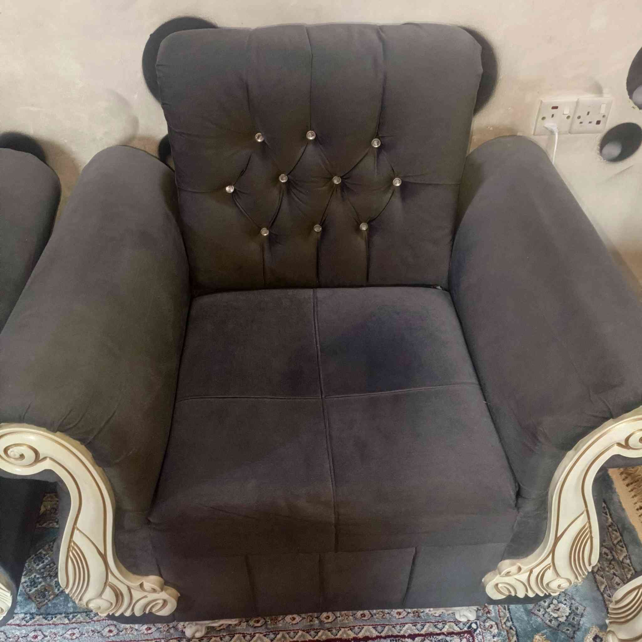 تخم تركي خشب درجه اولى وقماش اصلي
متكون من ١٠ مقاعد 💺 
نظيف مابي ضرر او كسر 🪵 
يوجد ضرر بسيط بقنفه وحده ع مقعد واحد شويه نازل 
بيع محتاج سعره ٢٥٠ وبي مجال 
العنوان الحريه دور نواب الضباط قرب جامع العباس واخيه الحسين
***********
