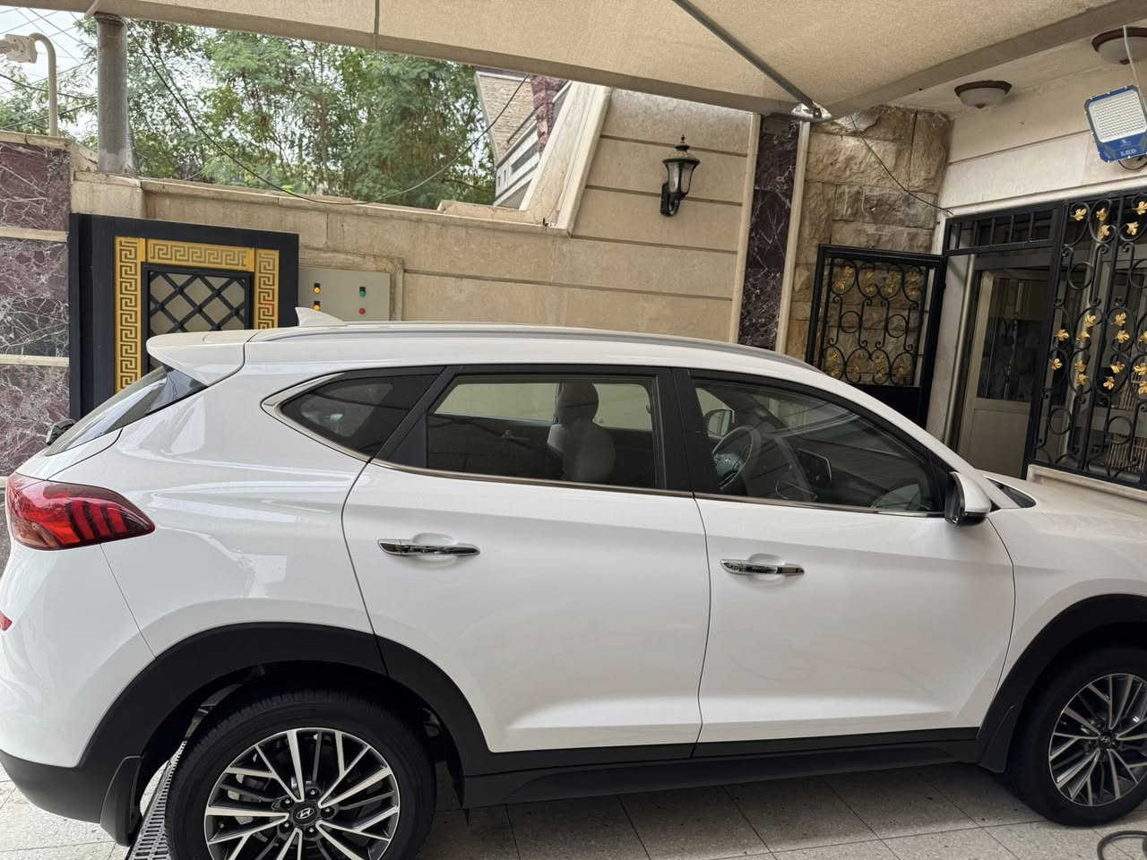 السلام عليكم عندي توسان موديل ٢٠١٩ ماشيه ٥٦ الف بعدها بحاله الزيرو كله على وضع الشركه حتى تبديل الدهن بالشركه مكفووله  مواصفات بصمه و شاشه و حساس امامي خلفي و لد امامي و قطعتين تبريد و كرسي كهرباء السعر ٢٠٣ و بي مجال كلش قليل ***********
