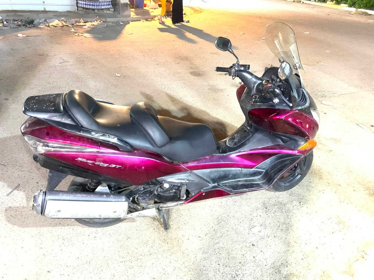 السلام عليكم 
سلفر ونج جيتي  400 
محرك مفتوح تجفيت وكالة 
دراجة حلوه مرتبه 
سعرها مناسب جداً 
مكاني بغداد جميله الثانية 
***********
