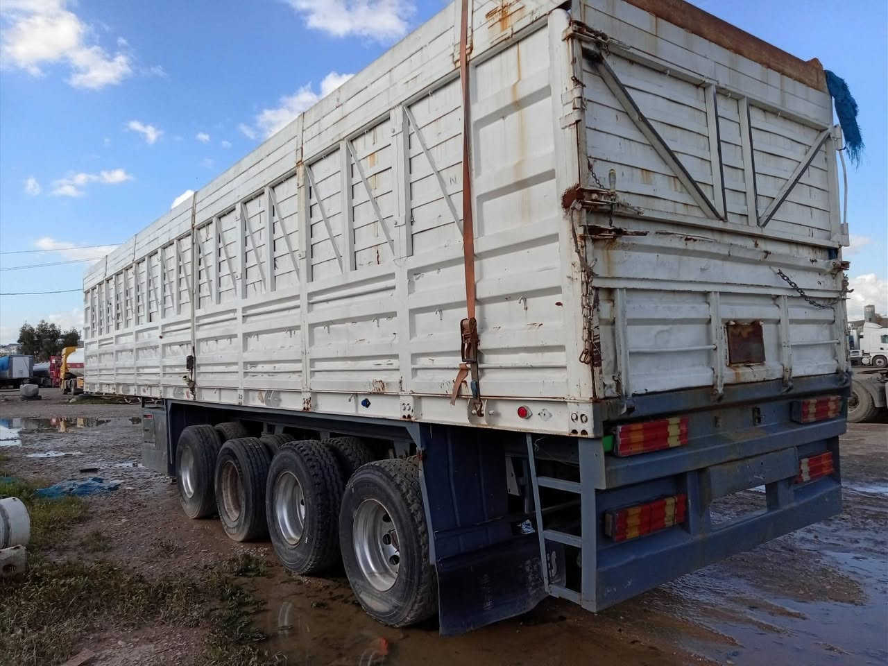 عربانة حدادية 4 دناكير للبيع 
حمولة 60 طن
للاستفسار :***********
