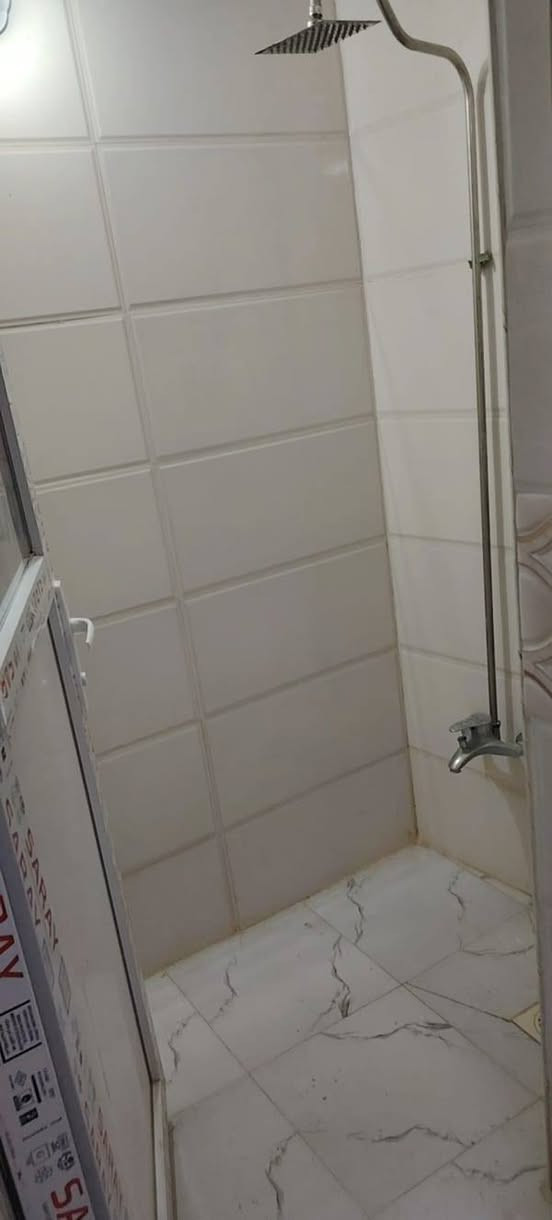 بيت للبيع سند ٢٥ الحر الكابينات واقع حال ٦٥ بس بلسند ٥٠ متر عرض الشارع ٨ متر البيت طابقين الطابق الأول كامل بس الثاني هيكل كامل حته ستاره كامله عوزه بس لبخ الطابق الثاني البيت كله كونكريت مسلح شغل درجه اولا سعر البيت ٥٨ وبي مجال بسيط للاستفسار اكثر اتصل ***********
