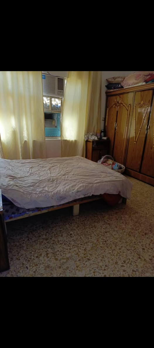 بيت مساحته 100 متر للبيع بشارع السكلات خلف مطعم اسماك عسوله للاستفسار ***********
