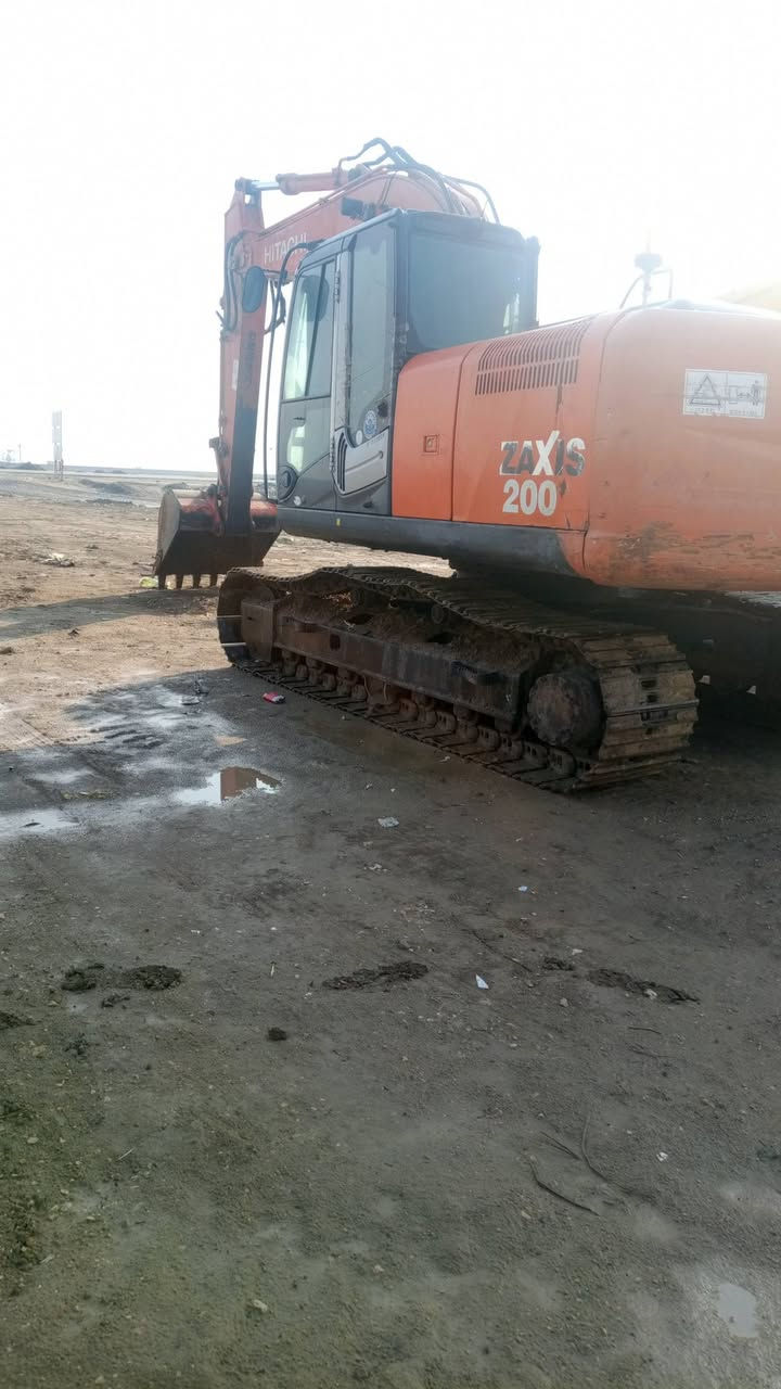 حفاره ست ثري  لبيع مكينه مكفوله مشتغله ،7000ساعه السعر 3شدات و40 ورقه  دخول جديد ***********     ***********
