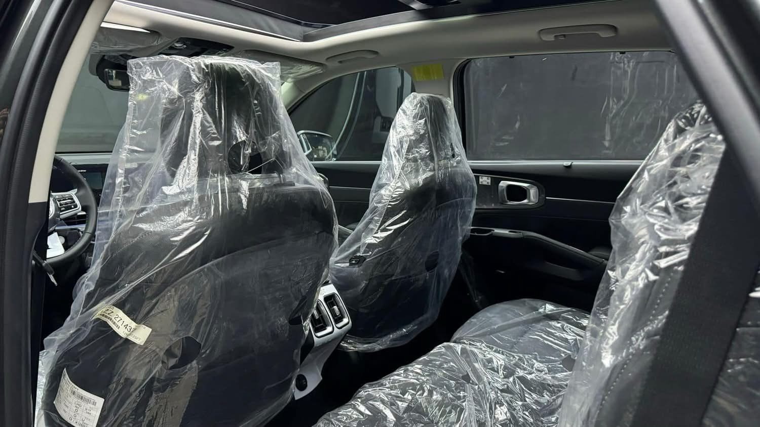 سيارة كيا سورينتو جديدة للبيع. بمحرك V6 قوي وتصميم عصري، السيارة تتميز بمساحة داخلية رحبة وتفاصيل مريحة مثل فتحة السقف والمقاعد المريحة المغلفة. مناسبة للرحلات الطويلة والمغامرات اليومية. لا توجد عيوب أو مشاكل ميكانيكية، والسيارة بحالة الوكالة دون تعديلات أو حوادث.