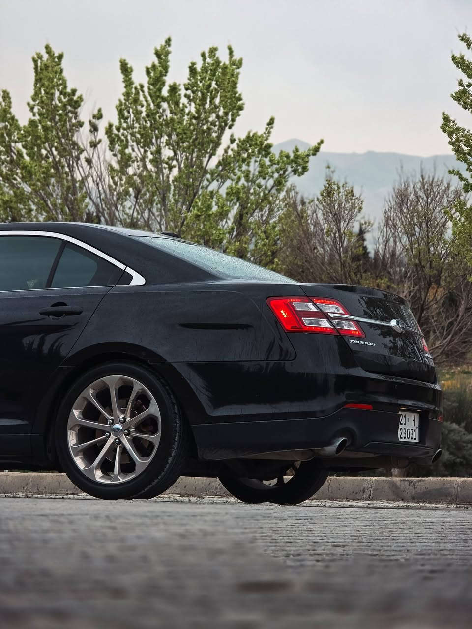 Ford Taurus 2013 Limited
تەنها بۆنیتی بۆیاخە 
مەکینەی نەکراوەتەوە
بە ناوی خۆمانەوەیە بەیانی تحویلی بکە 
مواسەفاتەکان:
سێ شاشەیە و شەغالە
تحدید سرعە
کوشنەکانی کارەبا و خەزن و هیتەر
ئاوێنەکانی فۆتۆیە و خەزنە و هیتەر
حاسە و کامێرا
ناوی فۆرمیکایە 
ویلی کرۆم
مەکینە 3.5
نرخ بلاش بلاش تەنها (( ١٠٥ ))
***********
