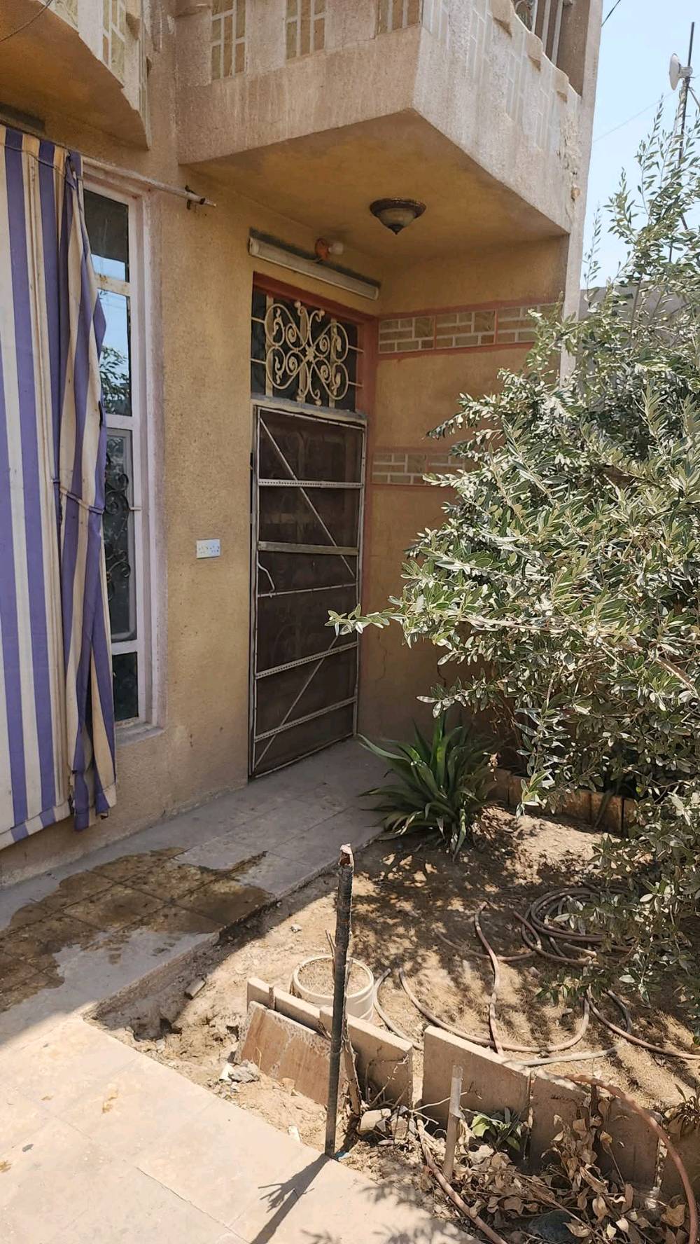 السلام عليكم بيت للبيع منطقة ابوغريب منطقى حي الصديق عرب جلوب يصحوله البيت في بدايه شارع20 التجاري يعني على شارع قرب مطعم القلعه بصف وكيل الطحين مساحه البيت 100 متر قاطين يتكون من صاله ومطبخ وحولي وغرفه نوم وتركين  القاط الثاني غرفه كبيره مع مخزن في السطح الاول البيت بناء بلوك 
