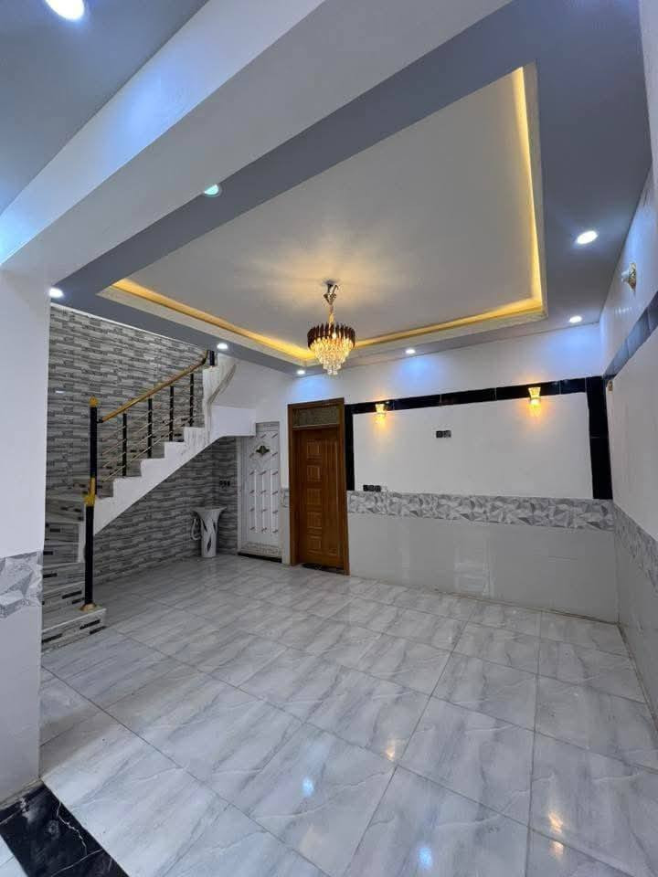 اللهم صلي على محمد وآل محمد بيت اللبيع في كربلاء 
مجمع سيد اسماعيل السكني المساحه 
75 متر طابقين 3 غرف نوم وصاله واستقبال ومطبخ وصحيات  مغاسل داخل وخارج
للبيع العنوان كربلاء مجمع سيد اسماعيل خلف جامعة كربلاء قرب مدينة الزائرين عمود 143 مقابيل مزار سيد اسماعيل يبعد عن الامام الحسين عليه السلام 10 دقائق ب السياره توصل يم الامام الحسين يصلح سكن او حسينيه للزوار طابو زراعي إقرار محكمة سند 25 
للاستفسار اتصل واتساب 
*********** *********** *********** كربلاء, العراق
