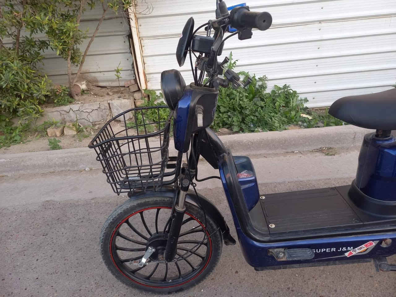 دراجه شحن للبيع  بطاريات عدد خمسه كباار من شركة ولي على شرط الفحص الدراجه حلوه ونضيفه السعر ٣٥٠ رقم الهاتف ***********
