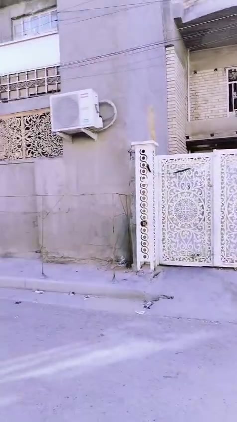 السلام عليكم بيت مساحه ٢٠٠..تلث طوابق بي ٨ غرف +٣مطابخ.. البيت في منطقة الكفاءات قرب حسينيه بطله كربلاء مباشره بضهر الشارع وجه ع شماعيه البيت امانه مصفر للاستفسار ع الرقم ***********
