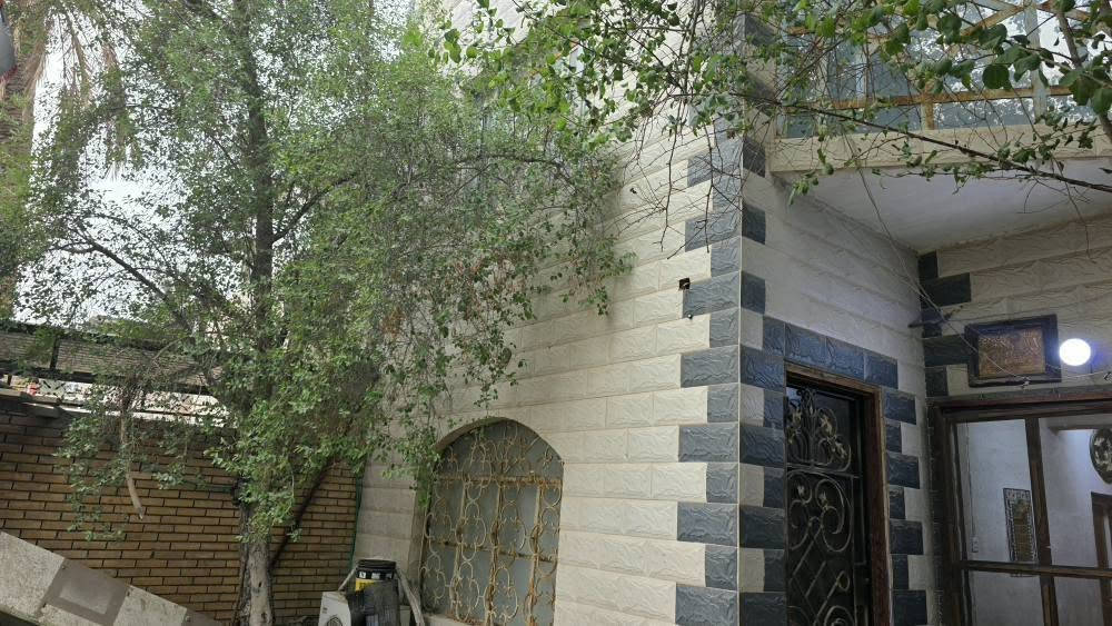 السلام عليكم يتوفر منزل للبيع طابو صرف طابقين بناء قديم ومرمم المعقل الحي المركزي
المساحه 240م الواجهه 12م نزال 20
الطابق الاول غرفتين نوم صاله واسعه  استقبال 7×4 حمامات 3
 مطبخ حديقه  وكراج
الطابق الثاني ثلاث غرف نوم وصاله واسعه وحمام  للاستفسار على الرقم *********** منطقه هادئه وقريب عليها مدارس وسوك ومستشفى
 السعر  360 وقابل للتفاوض البصرة, العراق
