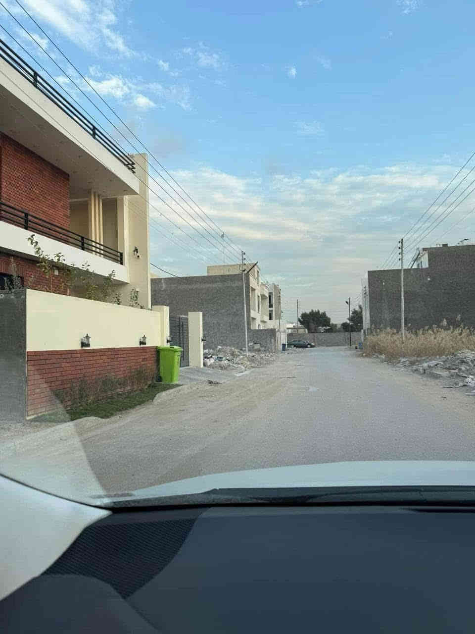 دار للبيع 
بيت للبيع 
للبيع بيتين تونات – بناء حديث في مجمع الضباط السكني / شارع المطار

المواصفات:
 • عدد البيت: 2 (تونات)
 • المساحة: 100 م² لكل بيت
 • عدد الطوابق: 3 طوابق لكل بيت
 • الواجهة: 6.75 متر
 • النزال: 14.82 متر
 • نوع الأرض: زراعي – سند 25 مشمول بقرار التطويب
 • عمر البناء: سنة واحدة فقط
 • جميع الطوابق مكسوة بالمرمر الفاخر

التقسيم الداخلي:
 • مطبخ
 • صالة
 • هول
 • 4 غرف نوم
 • 3 حمامات

مميزات العقار:
 • يقع في مجمع الضباط السكني خلف جامعة المشرق – شارع المطار
 • المجمع محاط بسور ويوجد سكيورتي للدخول
 • تتوفر كافة الخدمات: ماء، كهرباء، مجاري، تبليط

سعر البيت الواحد :-  225,000,000 دينار .
ملاحظة : كل بيت يحتوي على بردات وكاونترات وسبالت جديدة ثابتات .

للاستفسار والتواصل:
أبو ياسر – ***********
