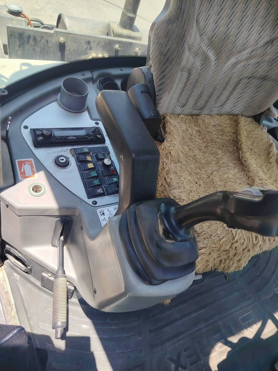 TEREX/للبيع 
2011 موديل 
تبريد بلادي 
اكسل كبير 3 طگات 
مشتغل 7600 ساعة
طخم تاير جديد 
مكان كركوك سعر 310 $
***********

