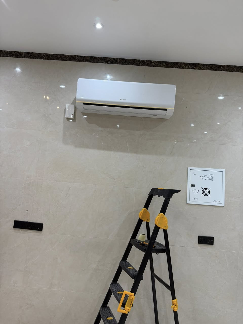 ورشه الاخوين للتكيف وتبريد وصيانه الموقعيا
(نصب 🔧- صيانة 🔩⚒- ادامةواعادة تأهيل و تنضيف السبالت ومكيفات ) وكول هذا النقل علينة🚛 
مختلف انواع اجهزة التبريد والتكيف المركزي سبالت  والمكيفات  الهواء 
مراح تتعب بس اتصل على📞📞☎️☎️📱📱📱 مهند ***********  🧿  بلال ***********وراح نجاوبك رقم معتمد لده شركه جبسون  وكري 
   
راح تلگي عدنة انواع وماركات متتوفر باقي المحال والمكاتب وباسعار تنافسية 💸💰ومناسبة جدا  والضمان سنتين
 موجود عدنة  وحتلو اشتريت ونصبت من غيرنة راح تلگينة وياك  باي استفسار اومشكلة واجهتك مراح تتعب ولاتحتار و فنين  شركتنه يوصلون🚛🚚🚪بيتك
— مع ‏بلال تبريد‏.***********وات ساب داخل بغداد فقط
