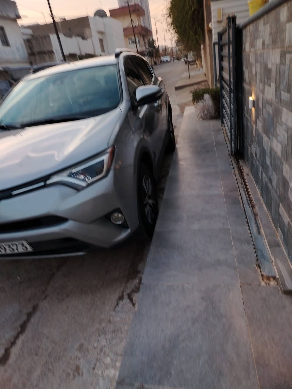 راف فور للبيع ٢٠١٨فول مواصفات xle ماتصرف عليها دينار وارد أمريكا ضررها جانبي مرفق بالصور السعر مناسب اي استفسار اتصال ع الرقم ***********
